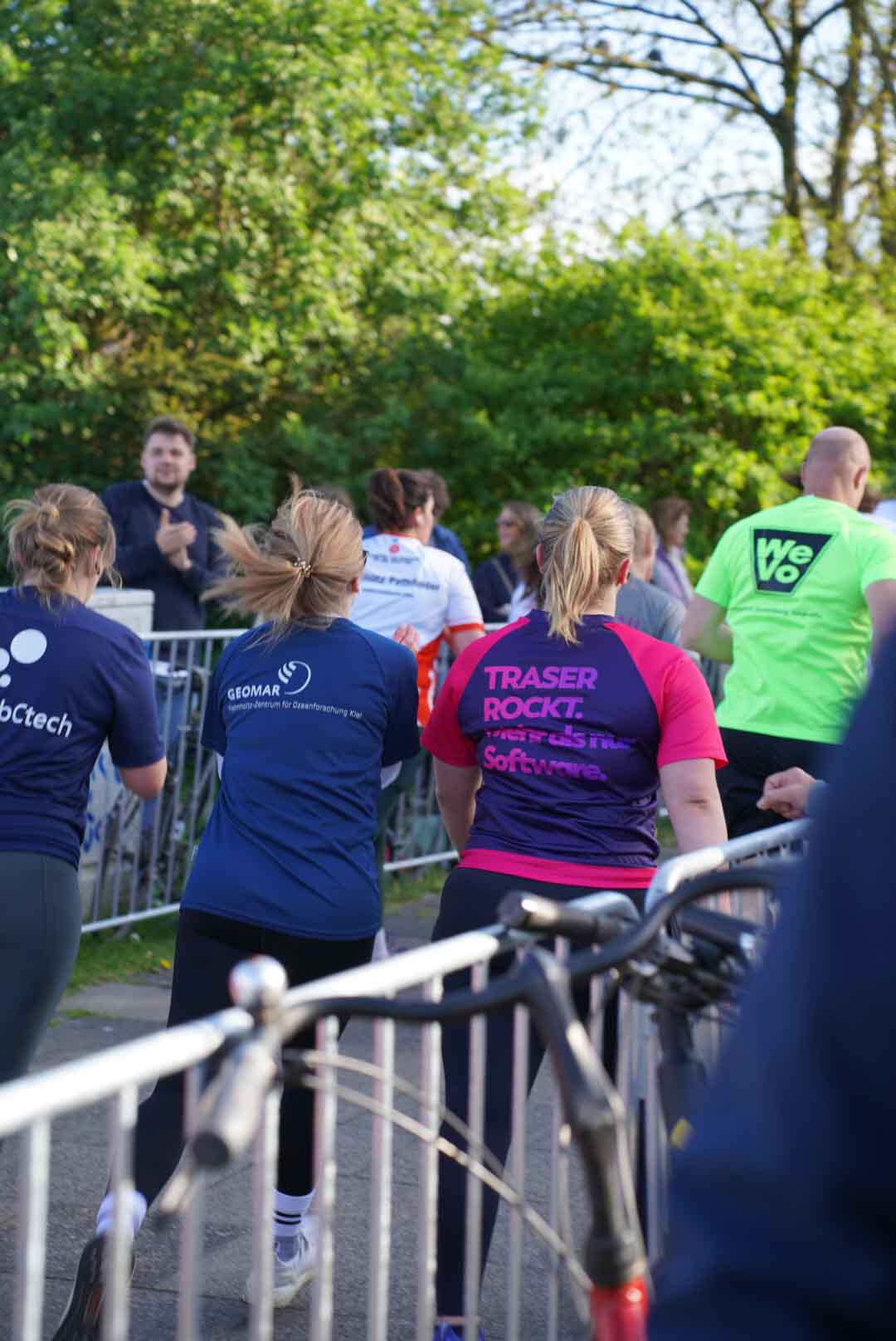 Lea Kessler beim AOK Business Run 2025 von hinten beim Laufen | Lea Kessler running from behind at the AOK Business Run 2025