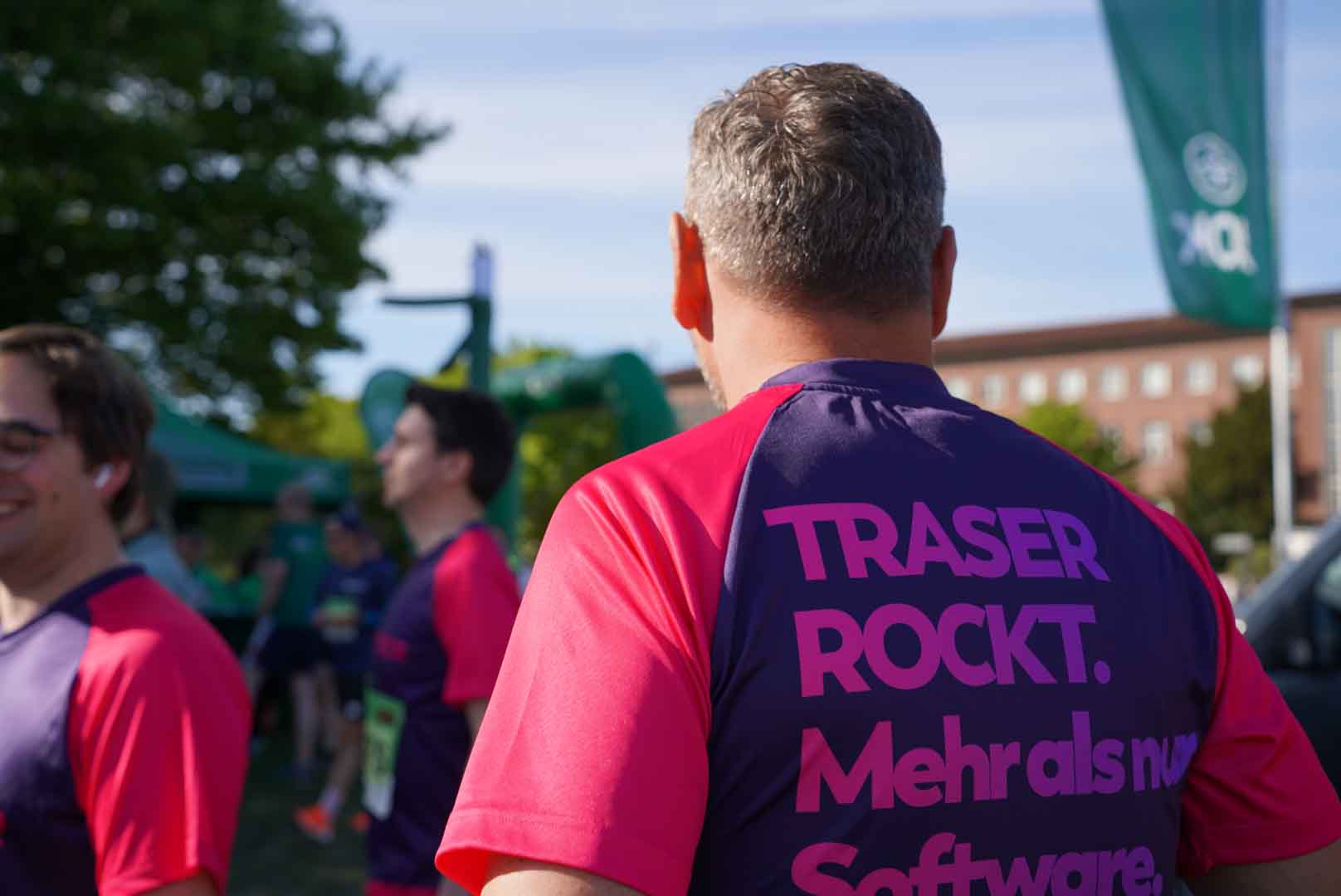 Marco Eymer von hinten beim AOK Business Run 2025, auf dem Trikot steht: "TRASER ROCKT. Mehr als nur Software." | Marco Eymer from behind at the AOK Business Run 2025, with the shirt text reading: "TRASER ROCKT. Mehr als nur Software."