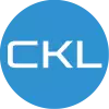CKL-Logo: Weiße Buchstaben „CKL“ auf blauem Kreis. | CKL logo: White letters