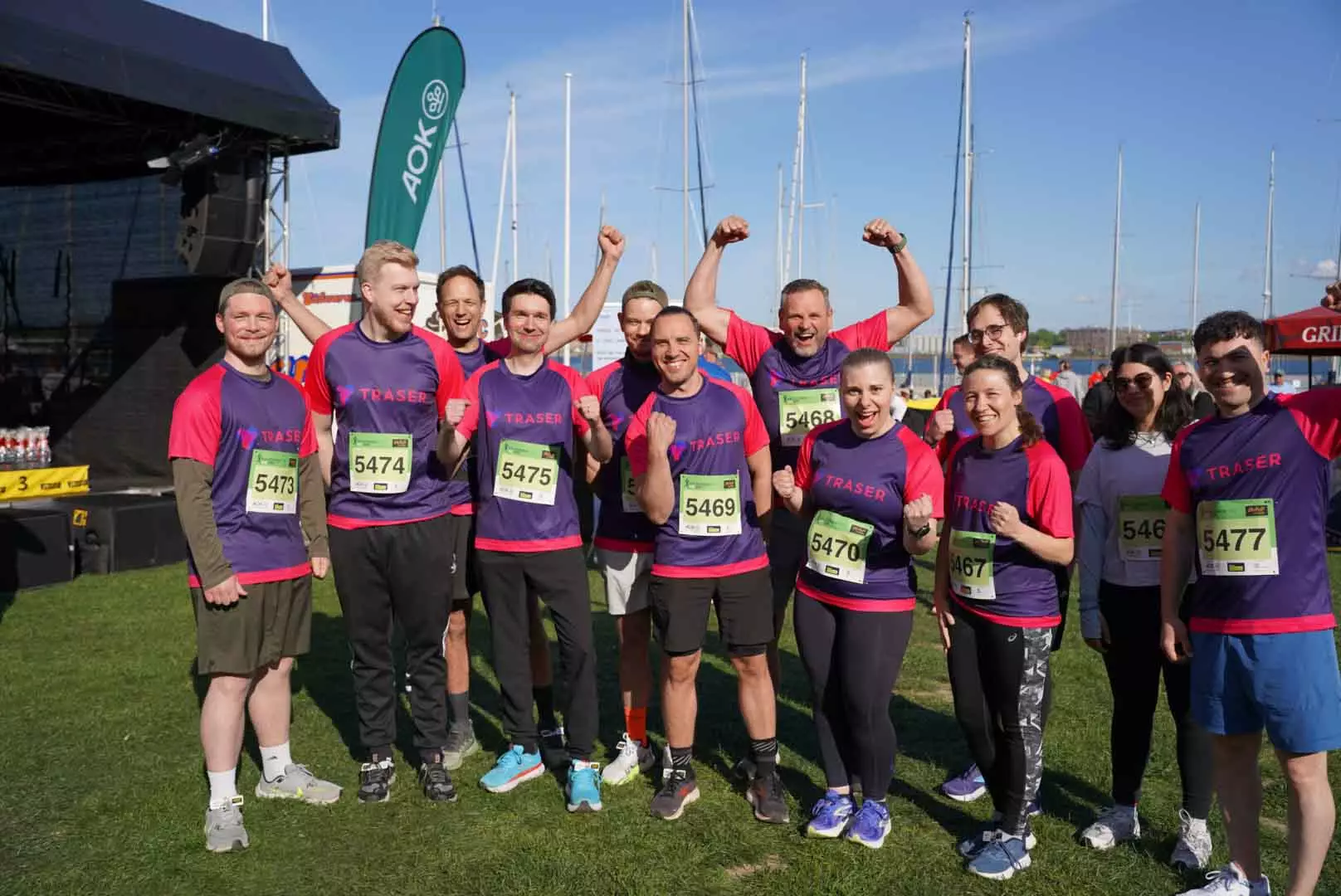 Gruppenfoto des TRASER-Laufteams beim AOK Business Run 2025 | Group photo of the TRASER running team at the AOK Business Run 2025
