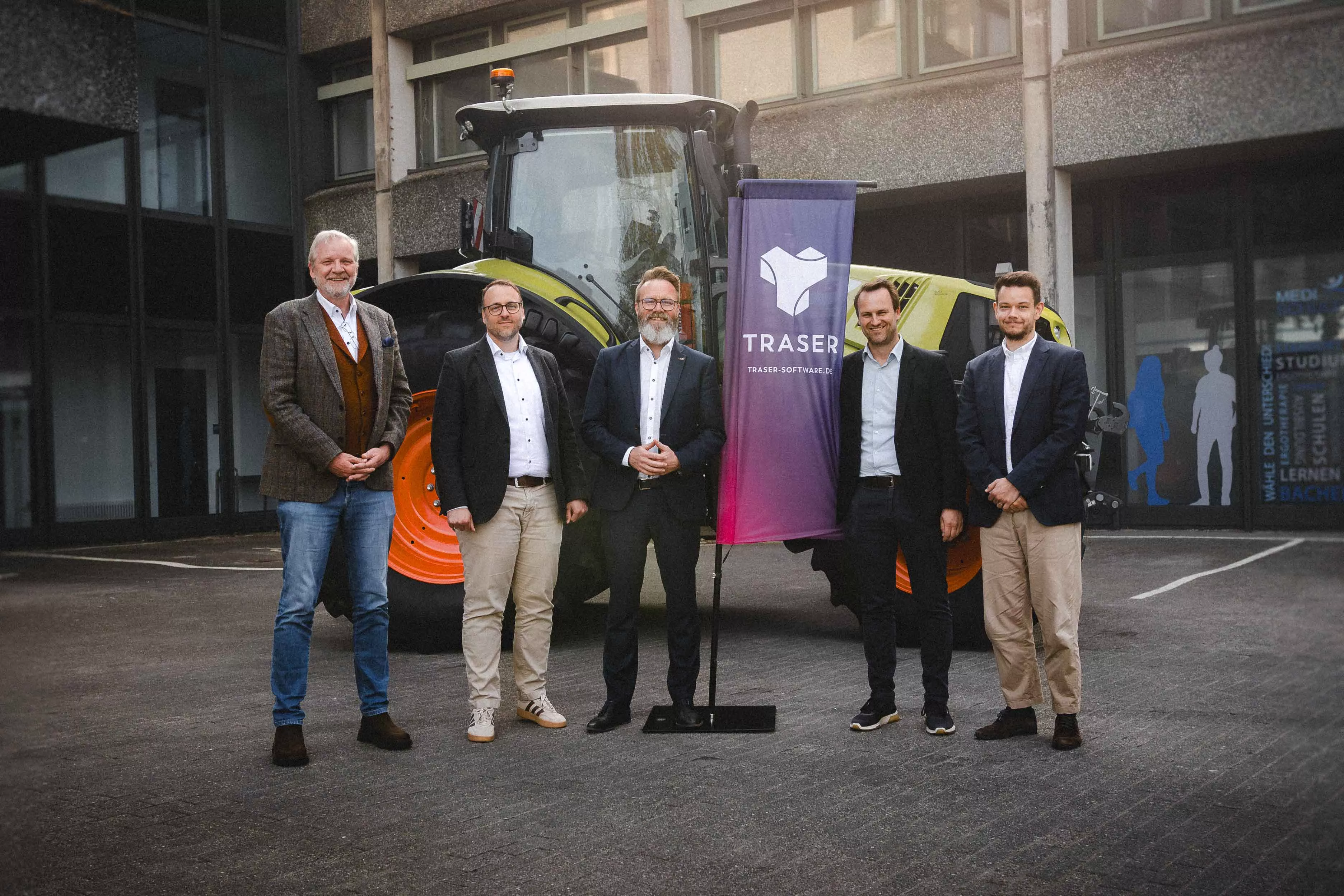 Gruppenfoto vor einem CLAAS-Traktor: Karsten Bünger, Hauke Lamb, Claus Ruhe Madsen, Dr. Johannes Ripken und Alexander Ubben (von links nach rechts). | Group photo in front of a CLAAS tractor: Karsten Bünger, Hauke Lamb, Claus Ruhe Madsen, Dr. Johannes Ripken and Alexander Ubben (from left to right).