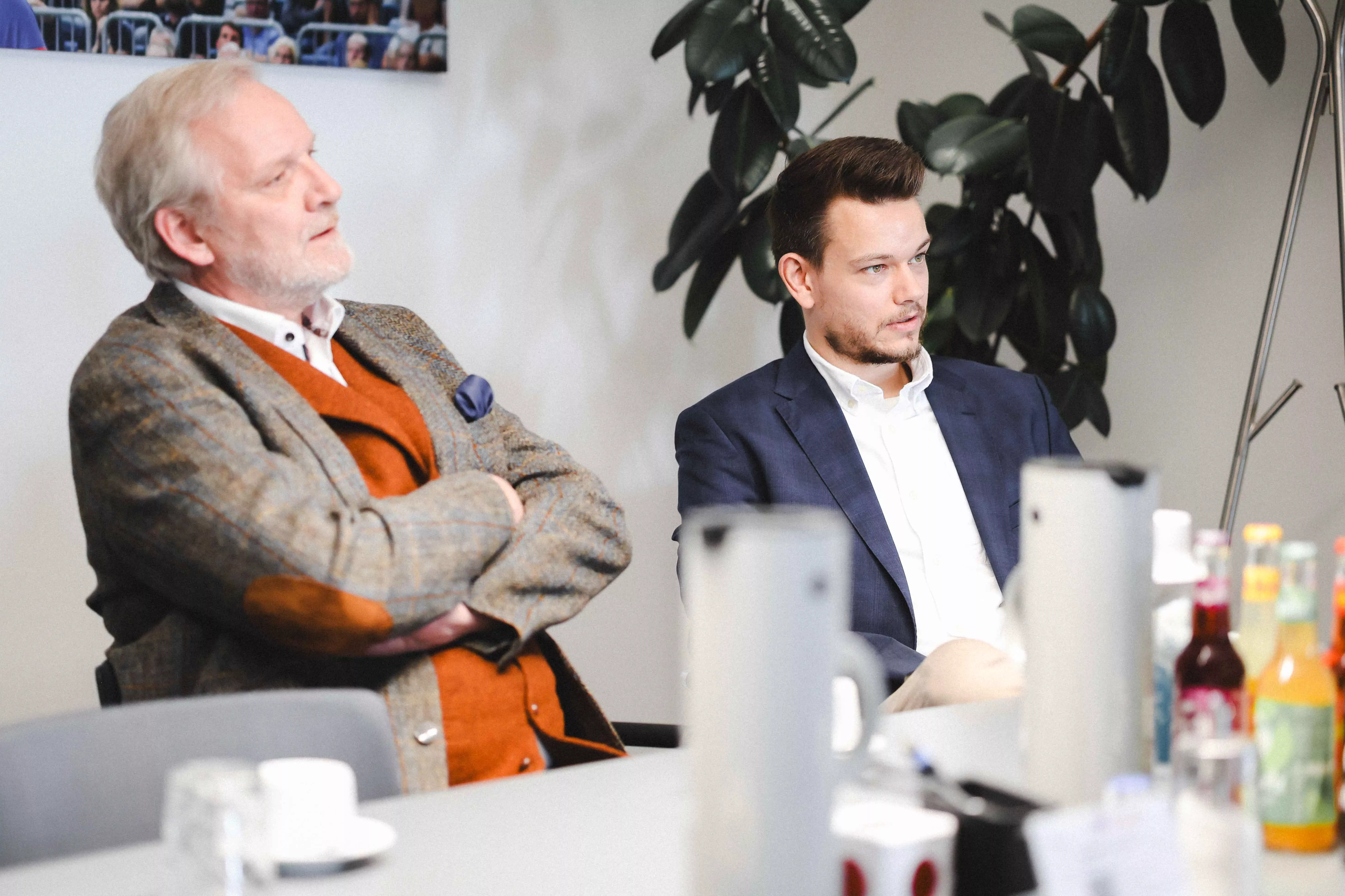 Karsten Bünger und Alexander Ubben lauschen aufmerksam dem Gespräch. | Karsten Bünger and Alexander Ubben listening attentively to the conversation.