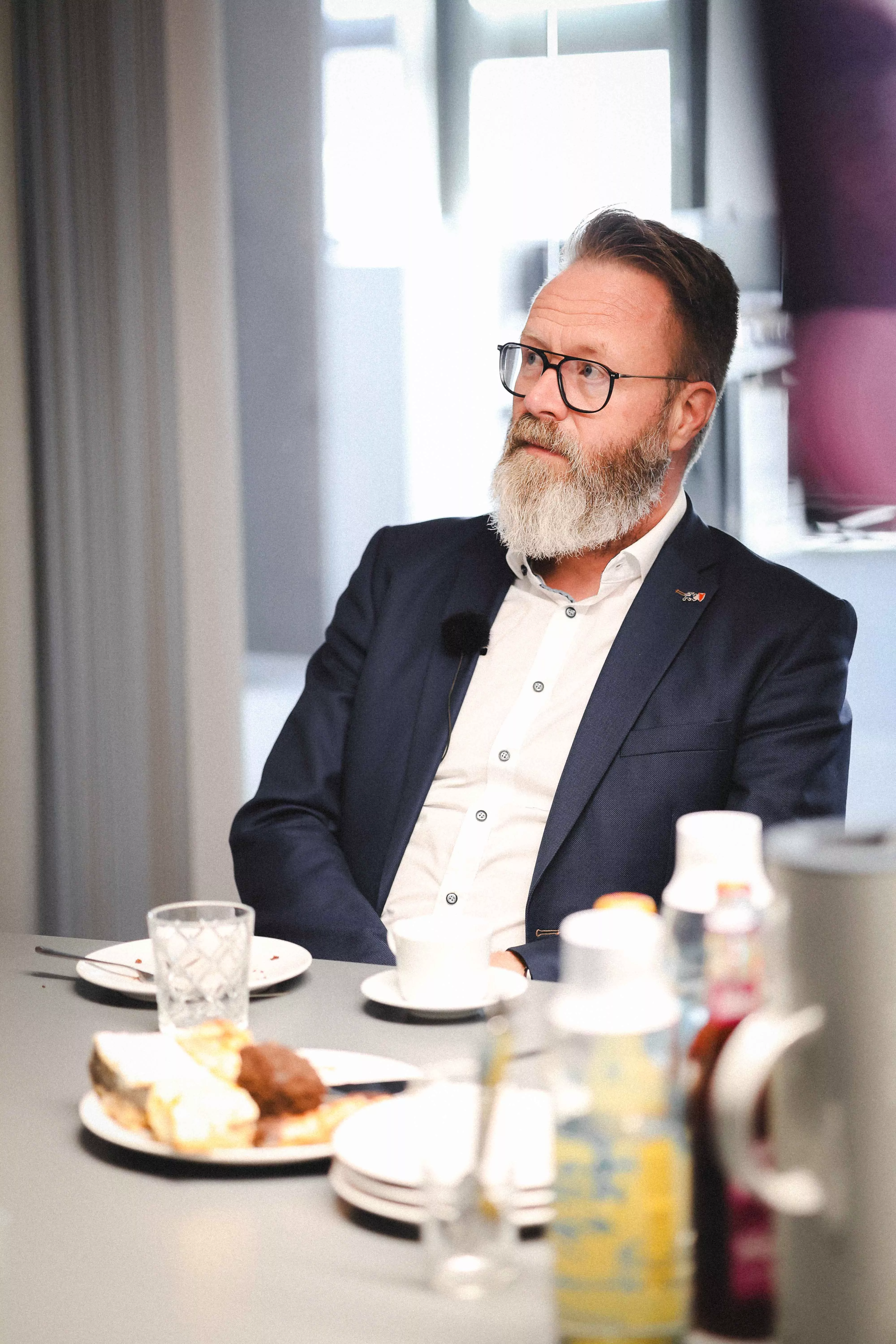 Claus Ruhe Madsen mit neugierigem, fragendem Blick. | Claus Ruhe Madsen with a curious, questioning expression.